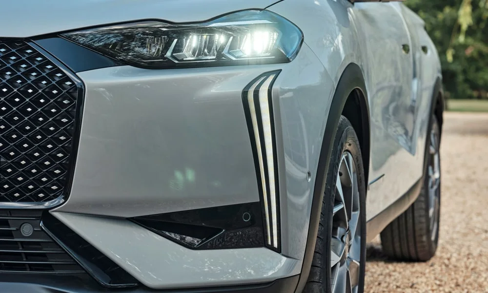 Фото Citroen DS 3 — вид спереди, фото 5. Передок в серебристом исполнении — крупная светотехника и выразительный бампер Citroen DS 3 — вид спереди, фото 5