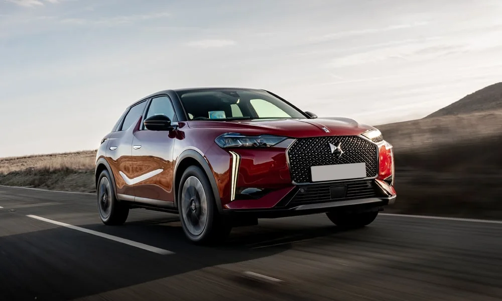 Фото Citroen DS 3 — вид спереди, фото 6. Анфас: пропорции капота, посадка кузова и графика ходовых огней. Дневные ходовые огни включаются автоматически с запуском Citroen DS 3 — вид спереди, фото 6
