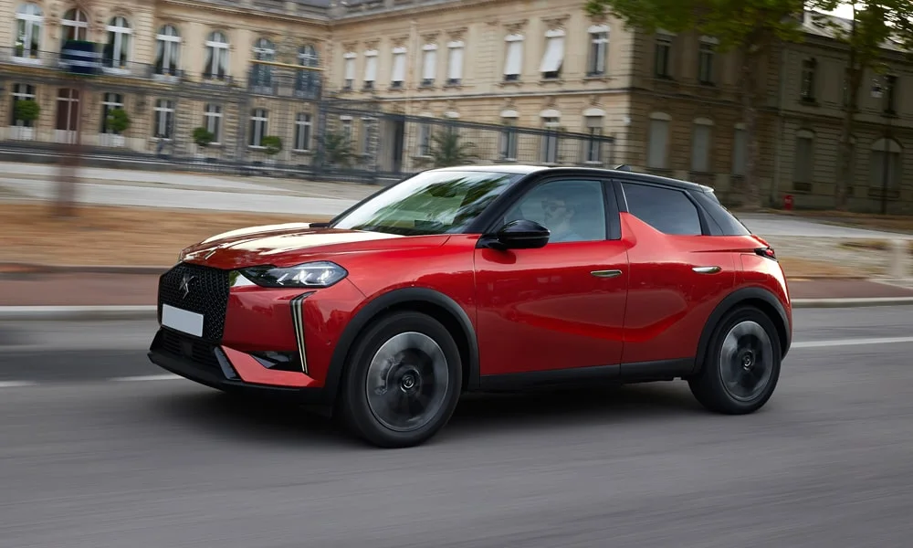Фото Citroen DS 3 — вид спереди, фото 7. Передок в красном исполнении — крупная светотехника и выразительный бампер Citroen DS 3 — вид спереди, фото 7