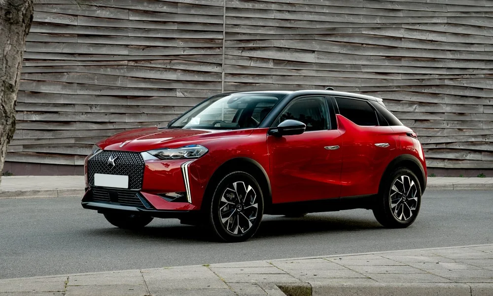 Фото Citroen DS 3 — вид спереди, фото 8. Кузов в красном цвете: рисунок оптики и решётки задаёт узнаваемое «лицо» модели. Рисунок ходовых огней — подпись модели, по нему её узнают в потоке Citroen DS 3 — вид спереди, фото 8