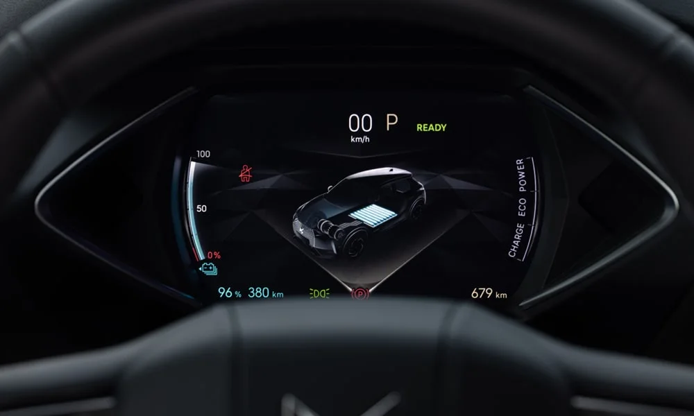 Фото Citroen DS 3 — приборная панель. Экран приборов за рулём — вся ходовая информация перед глазами. Компоновка приборов настраивается в меню у большинства версий Citroen DS 3 — приборная панель