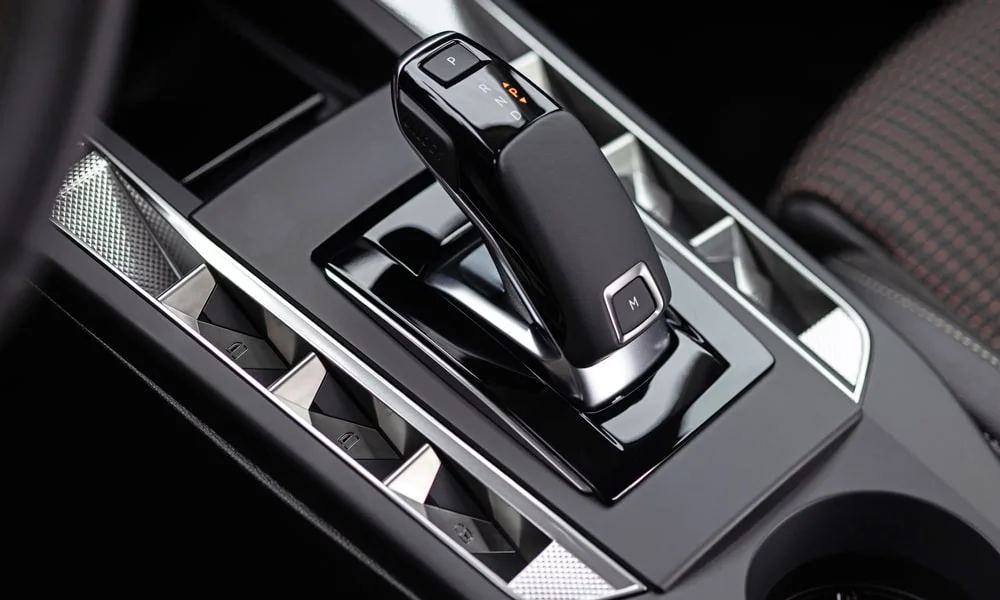 Фото Citroen DS 3 — селектор коробки передач. Селектор трансмиссии на центральной консоли. Автохолд удерживает машину на светофоре без ноги на тормозе Citroen DS 3 — селектор коробки передач