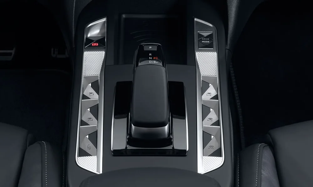 Фото Citroen DS 3 — селектор коробки передач, фото 2. Управление коробкой: компактный селектор освобождает место на тоннеле. Режимы движения и электронный ручник собраны рядом с селектором Citroen DS 3 — селектор коробки передач, фото 2