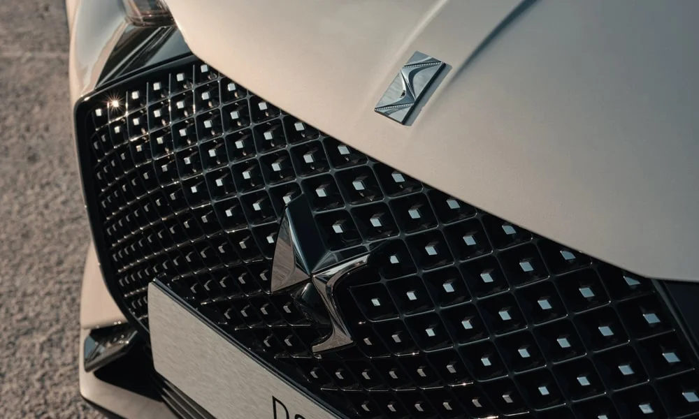 Фото Citroen DS 3 — решётка радиатора. Рисунок решётки: сетка, ламели или глухая панель у электроверсий. Активные жалюзи за решёткой закрываются на трассе ради аэродинамики — есть у ряда моделей Citroen DS 3 — решётка радиатора
