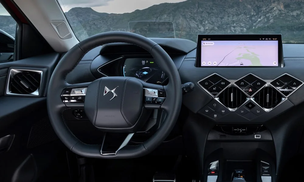 Фото Citroen DS 3 — интерьер. Общий план салона: архитектура панели, консоль и кресла. Уровень отделки читается по стыкам панелей и мягким поверхностям в зонах касания Citroen DS 3 — интерьер