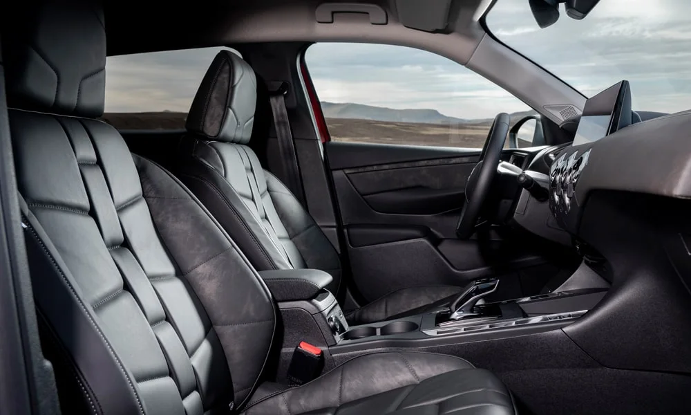 Фото Citroen DS 3 — интерьер, фото 2. Интерьер с тёмной отделкой — видно сочетание материалов панели и кресел. Светлая гамма зрительно расширяет салон, тёмная — практичнее в уходе Citroen DS 3 — интерьер, фото 2