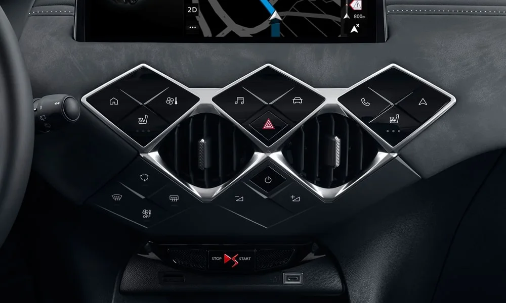 Фото Citroen DS 3 — интерьер, фото 3. Общий план салона: архитектура панели, консоль и кресла Citroen DS 3 — интерьер, фото 3