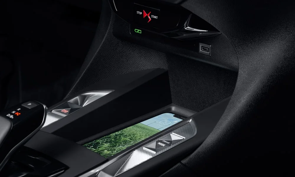 Фото Citroen DS 3 — интерьер, фото 4. Общий план салона: архитектура панели, консоль и кресла Citroen DS 3 — интерьер, фото 4