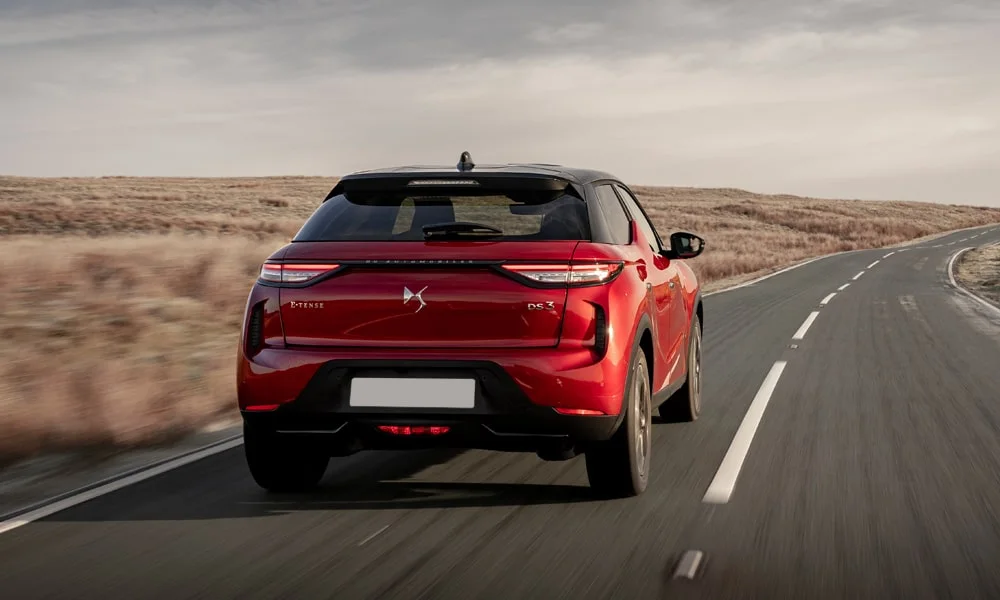 Фото Citroen DS 3 — вид сзади, фото 4. Корма в красном цвете: графика фонарей и пластика пятой двери. Насадки выхлопа или их имитация внизу бампера различают версии Citroen DS 3 — вид сзади, фото 4