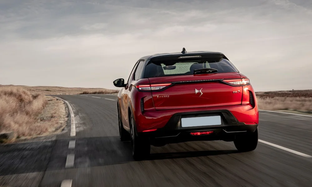 Фото Citroen DS 3 — вид сзади, фото 6. Корма в красном цвете: графика фонарей и пластика пятой двери. Насадки выхлопа или их имитация внизу бампера различают версии Citroen DS 3 — вид сзади, фото 6