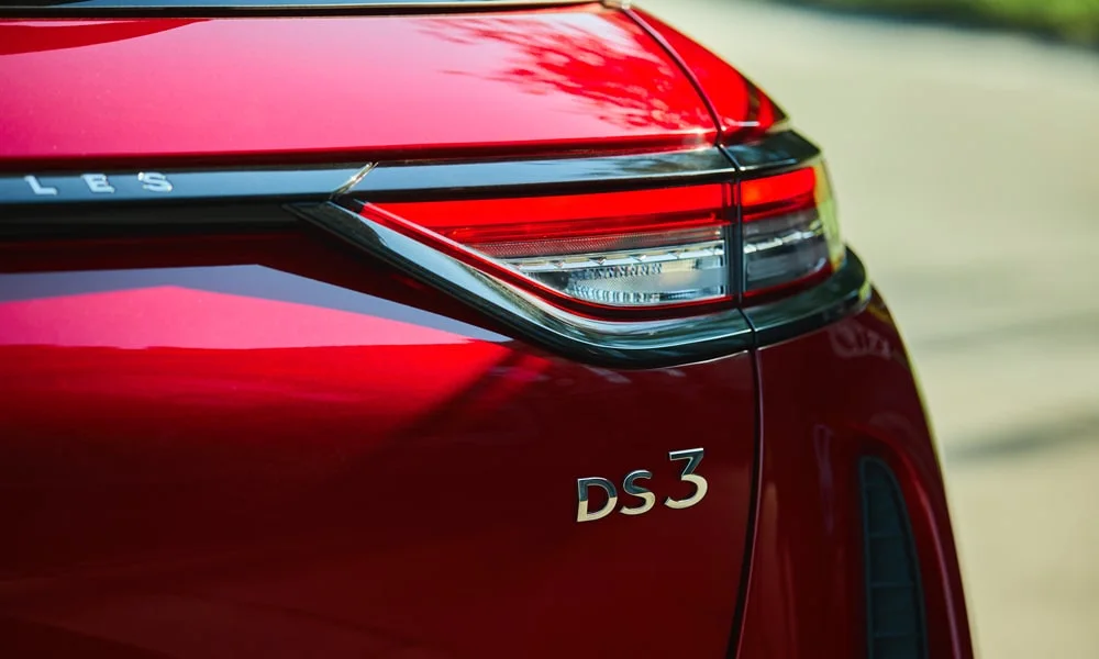 Фото Citroen DS 3 — вид сзади, фото 8. Корма в красном цвете: графика фонарей и пластика пятой двери. Светодиодная полоса или раздельные секции — задняя оптика стала главным украшением кормы Citroen DS 3 — вид сзади, фото 8