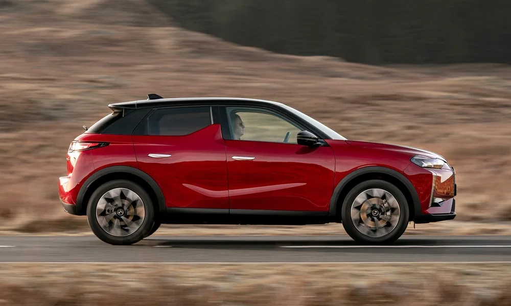Фото Citroen DS 3 — вид сбоку, фото 3. Сбоку читаются линия остекления и характер выштамповок на красном кузове Citroen DS 3 — вид сбоку, фото 3