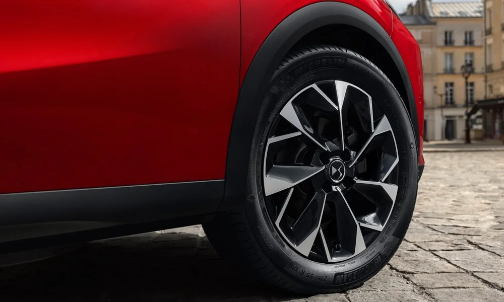 Фото Citroen DS 3 — колесо и диск. Аэродинамический дизайн колеса снижает расход на трассе. Индекс скорости и нагрузки читается на боковине шины Citroen DS 3 — колесо и диск