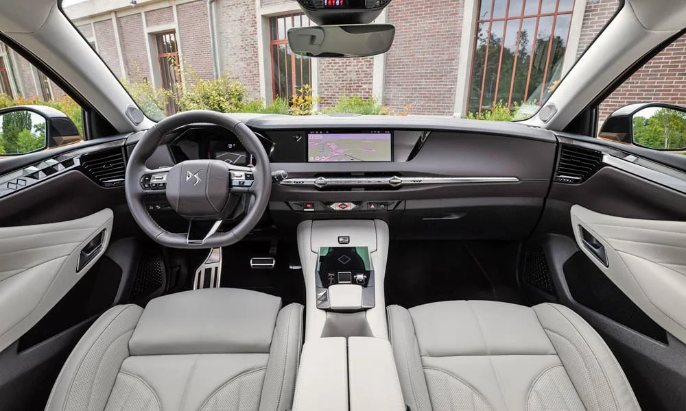 Фото Citroen DS 4 — передняя панель. Панель в светло-серой отделке — видна компоновка экранов и органов управления. Мягкие материалы верхнего яруса и вставки задают уровень интерьера Citroen DS 4 — передняя панель