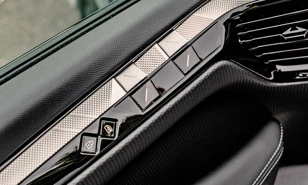 Фото Citroen DS 4 — дверная карта. Подлокотник, динамик и блок стеклоподъёмников Citroen DS 4 — дверная карта