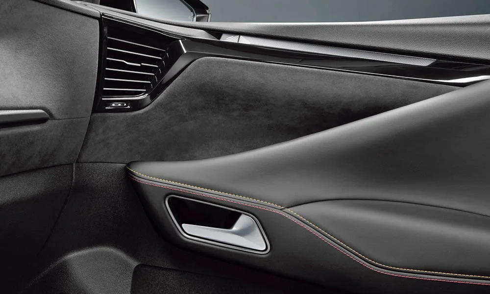 Фото Citroen DS 4 — дверная карта, фото 2. Подлокотник, динамик и блок стеклоподъёмников. Решётка динамика в двери — часть штатной акустики Citroen DS 4 — дверная карта, фото 2