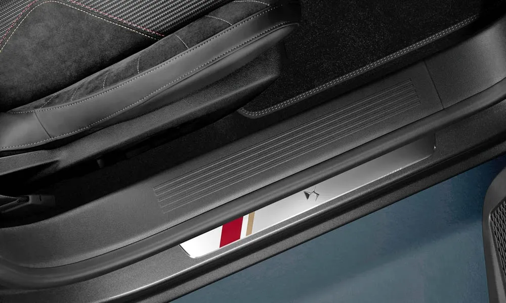 Фото Citroen DS 4 — дверная карта, фото 3. Подлокотник, динамик и блок стеклоподъёмников. Решётка динамика в двери — часть штатной акустики Citroen DS 4 — дверная карта, фото 3