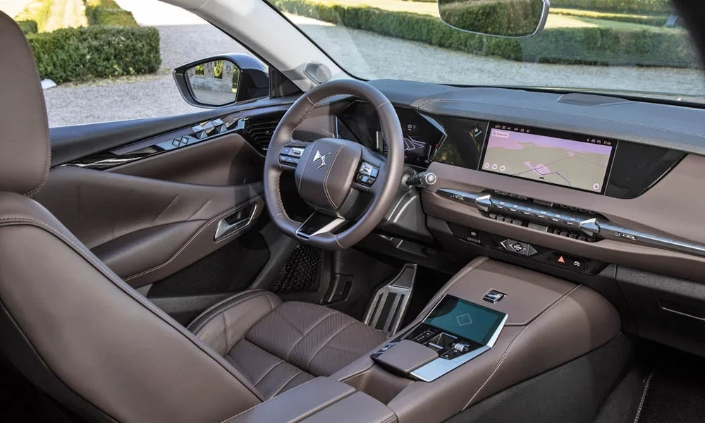 Фото Citroen DS 4 — интерьер. Общий план салона: архитектура панели, консоль и кресла Citroen DS 4 — интерьер