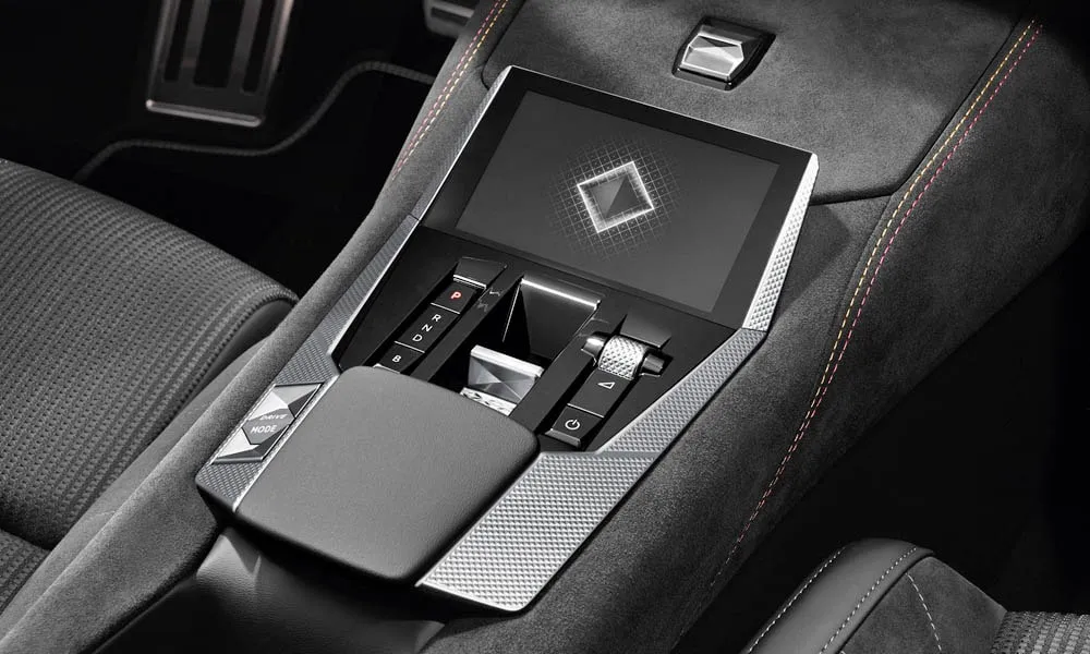 Фото Citroen DS 4 — интерьер, фото 2. Общий план салона: архитектура панели, консоль и кресла. Уровень отделки читается по стыкам панелей и мягким поверхностям в зонах касания Citroen DS 4 — интерьер, фото 2
