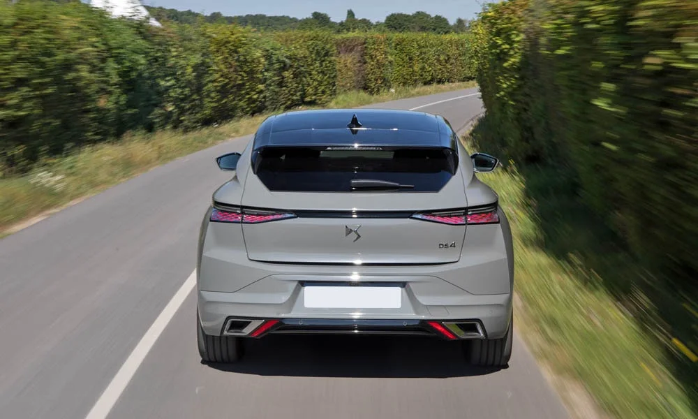 Фото Citroen DS 4 — вид сзади, фото 3. Графика фонарей, бампер и оформление пятой двери Citroen DS 4 — вид сзади, фото 3