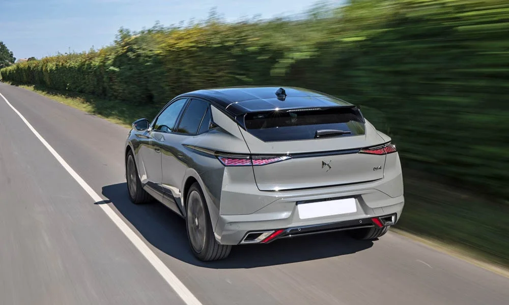 Фото Citroen DS 4 — вид сзади, фото 4. Линия крыши, стойки и задняя дверь в сером исполнении. Светодиодная полоса или раздельные секции — задняя оптика стала главным украшением кормы Citroen DS 4 — вид сзади, фото 4
