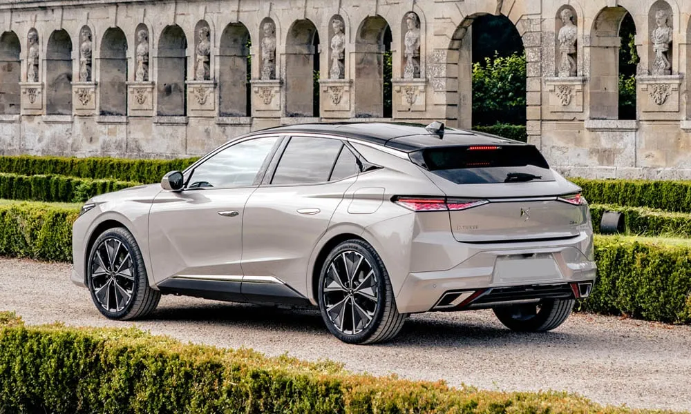 Фото Citroen DS 4 — вид сзади, фото 5. Графика фонарей, бампер и оформление пятой двери Citroen DS 4 — вид сзади, фото 5