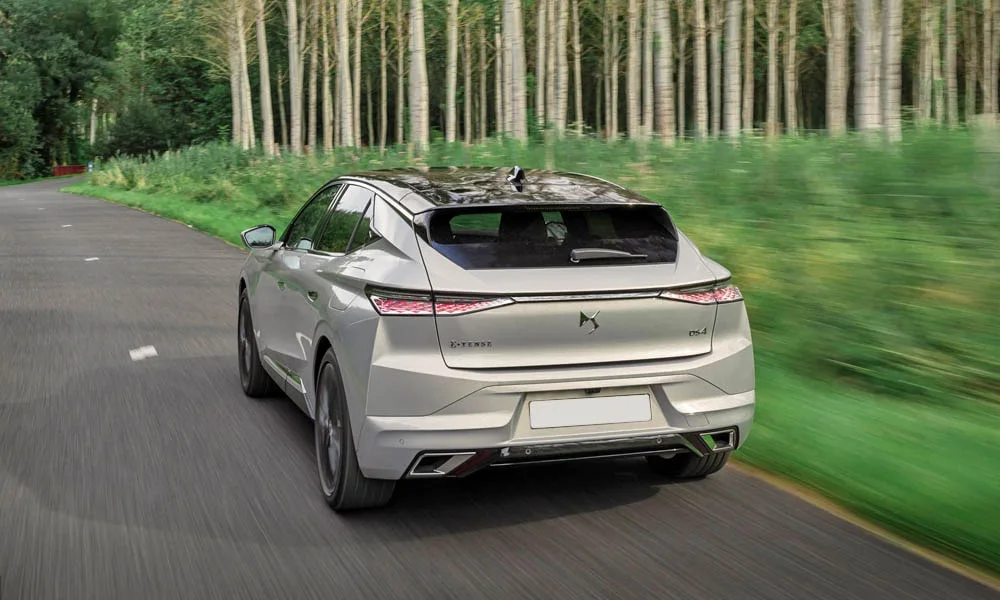 Фото Citroen DS 4 — вид сзади, фото 6. Графика фонарей, бампер и оформление пятой двери Citroen DS 4 — вид сзади, фото 6