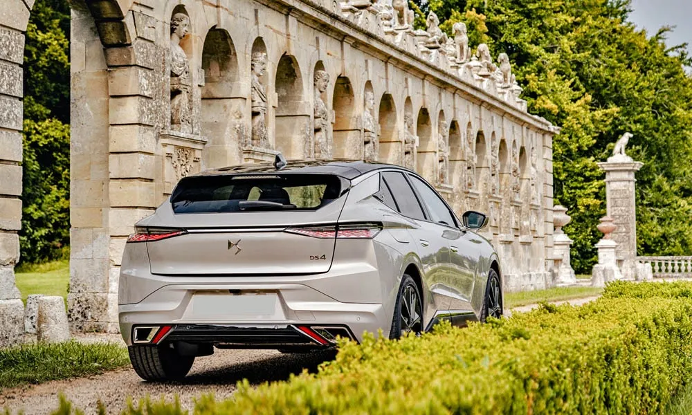 Фото Citroen DS 4 — вид сзади, фото 7. Серебристый кузов сзади — фонари и бампер определяют ночной образ модели. Насадки выхлопа или их имитация внизу бампера различают версии Citroen DS 4 — вид сзади, фото 7
