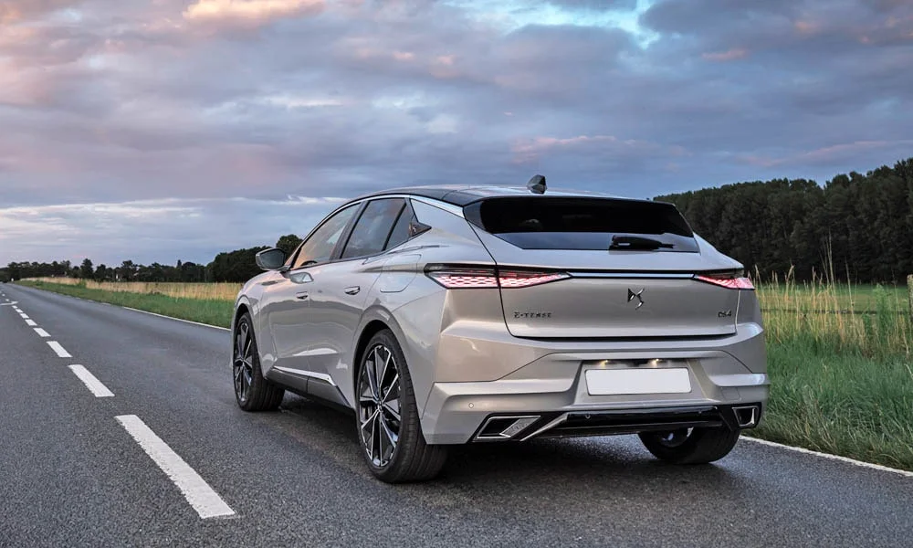 Фото Citroen DS 4 — вид сзади, фото 8. Линия крыши, стойки и задняя дверь в серебристом исполнении. Светодиодная полоса или раздельные секции — задняя оптика стала главным украшением кормы Citroen DS 4 — вид сзади, фото 8