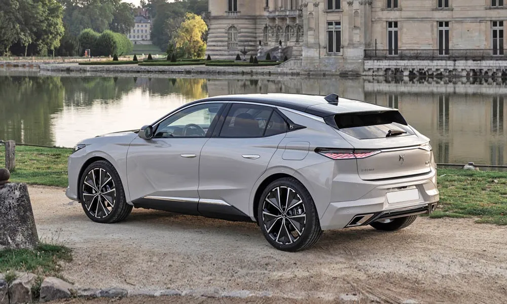 Фото Citroen DS 4 — вид сзади, фото 9. Графика фонарей, бампер и оформление пятой двери. Насадки выхлопа или их имитация внизу бампера различают версии Citroen DS 4 — вид сзади, фото 9