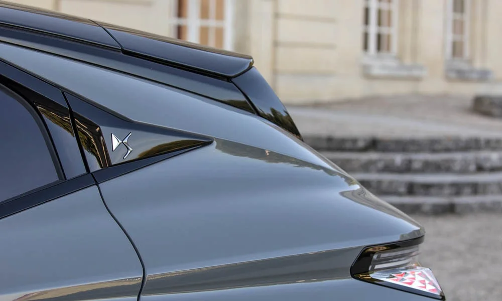 Фото Citroen DS 4 — крыша. Линия крыши и панорамное остекление с высоты. Панорамное стекло зрительно увеличивает салон; шторка спасает в жару Citroen DS 4 — крыша