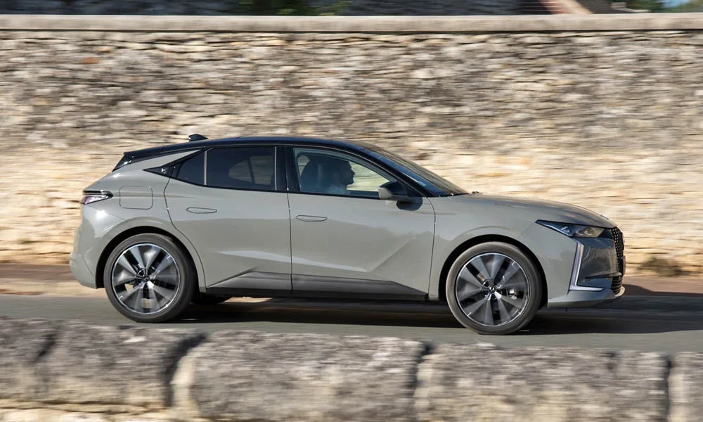 Фото Citroen DS 4 — вид сбоку, фото 2. Профиль кузова: колёсная база, свесы и линия остекления. Длинная база — простор второго ряда; короткие свесы упрощают парковку Citroen DS 4 — вид сбоку, фото 2