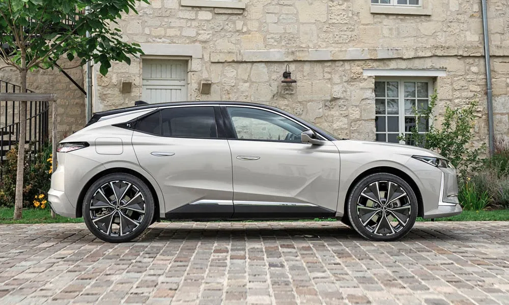 Фото Citroen DS 4 — вид сбоку, фото 3. Сбоку читаются линия остекления и характер выштамповок на белом кузове. Длинная база — простор второго ряда; короткие свесы упрощают парковку Citroen DS 4 — вид сбоку, фото 3