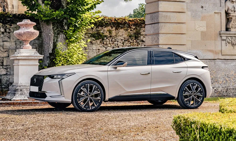 Фото Citroen DS 4 — вид сбоку, фото 4. Бежевый кузов в профиль — пропорции, высота посадки и дизайн дисков. Длинная база — простор второго ряда; короткие свесы упрощают парковку Citroen DS 4 — вид сбоку, фото 4