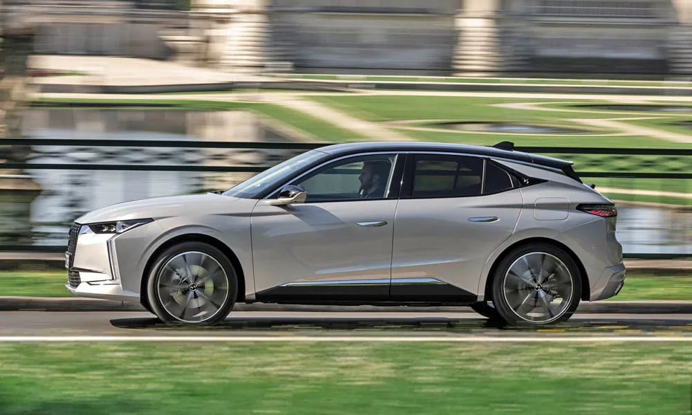 Фото Citroen DS 4 — вид сбоку, фото 5. Серебристый кузов в профиль — пропорции, высота посадки и дизайн дисков. Хромированные или чёрные молдинги окон отличают комплектации Citroen DS 4 — вид сбоку, фото 5