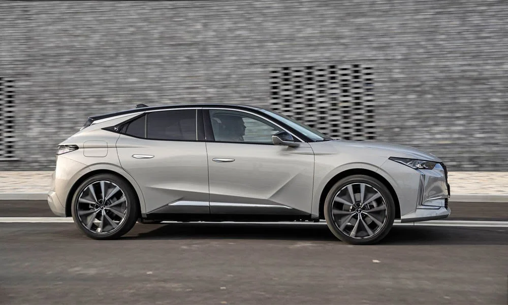 Фото Citroen DS 4 — вид сбоку, фото 6. Серебристый кузов в профиль — пропорции, высота посадки и дизайн дисков Citroen DS 4 — вид сбоку, фото 6