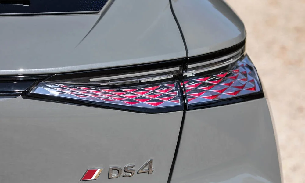 Фото Citroen DS 4 — задние фонари. Рассеиватель фонаря вблизи: компоновка секций габарита, стопа и поворотника. Динамические поворотники с бегущей индикацией встречаются в старших комплектациях Citroen DS 4 — задние фонари