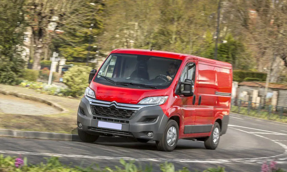 Фото Citroen Jumper — вид спереди, фото 4. Красный кузов, строгая симметрия оптики — базовый ракурс знакомства с дизайном. Рисунок ходовых огней — подпись модели, по нему её узнают в потоке Citroen Jumper — вид спереди, фото 4
