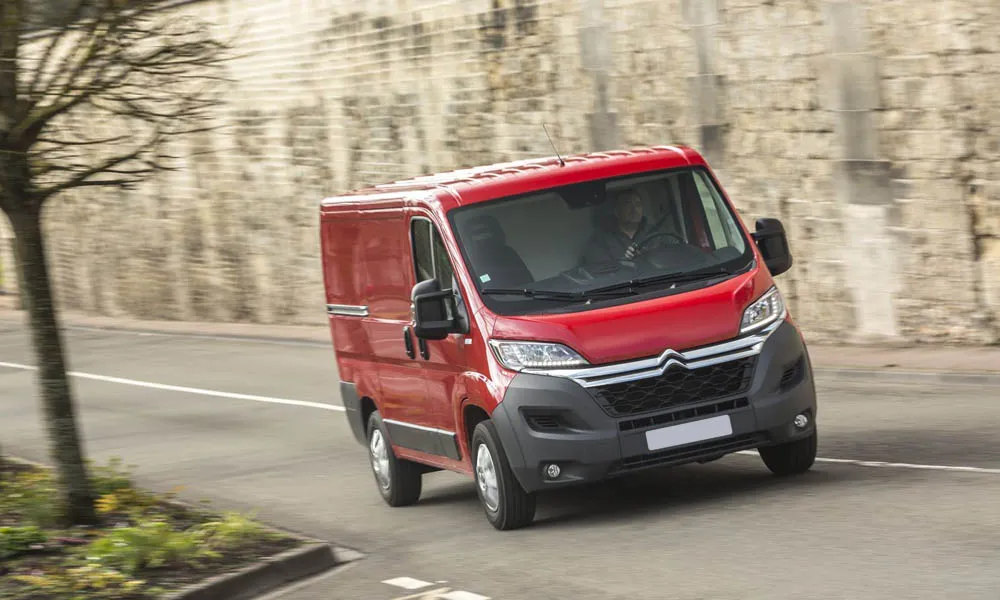 Фото Citroen Jumper — вид спереди, фото 5. Кузов в красном цвете: рисунок оптики и решётки задаёт узнаваемое «лицо» модели Citroen Jumper — вид спереди, фото 5