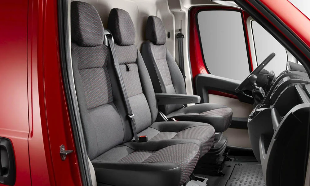 Фото Citroen Jumper — передние сиденья. Профиль кресел: боковая поддержка и подголовники. Выраженная боковая поддержка держит в поворотах Citroen Jumper — передние сиденья