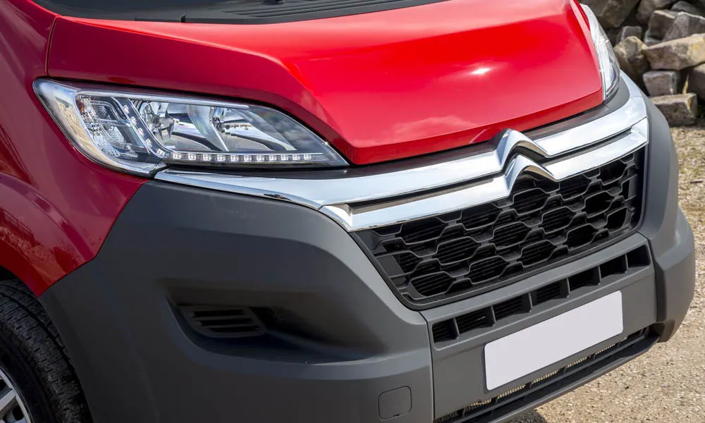 Фото Citroen Jumper — решётка радиатора. Фирменный рисунок облицовки — визитная карточка марки. За решёткой у многих комплектаций стоит радар адаптивного круиз-контроля Citroen Jumper — решётка радиатора