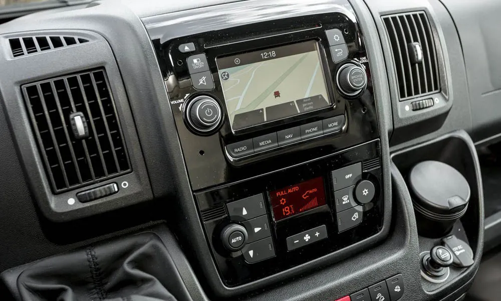 Фото Citroen Jumper — экран мультимедиа. Интерфейс медиасистемы крупным планом. Климат и обогревы часто управляются с этого экрана — привыкание занимает пару дней Citroen Jumper — экран мультимедиа