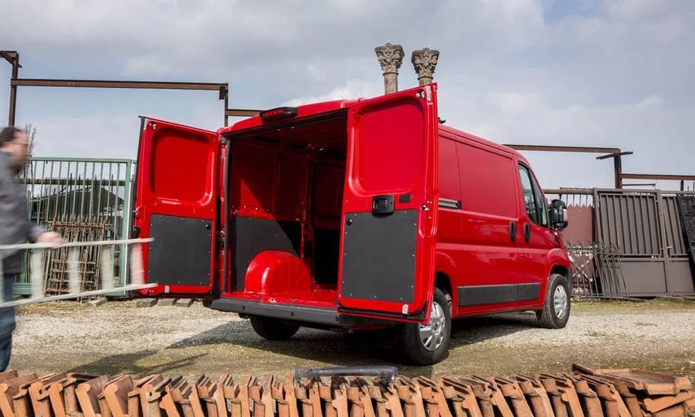 Фото Citroen Jumper — вид сзади, фото 3. Корма в красном цвете: графика фонарей и пластика пятой двери. Светодиодная полоса или раздельные секции — задняя оптика стала главным украшением кормы Citroen Jumper — вид сзади, фото 3
