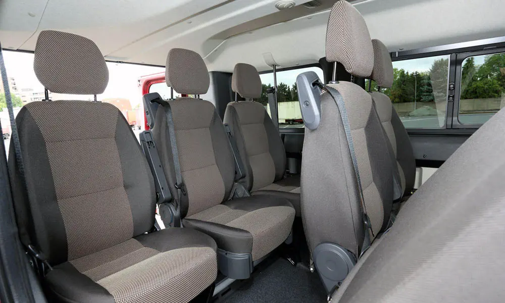 Фото Citroen Jumper — задние сиденья. Второй ряд: профиль дивана, подголовники и обивка из практичной ткани. Плоский пол упрощает посадку втроём Citroen Jumper — задние сиденья