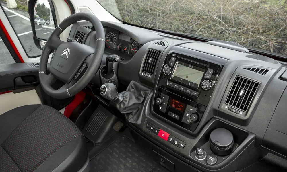 Фото Citroen Jumper — руль. Обшивка обода и компоновка спиц крупным планом. Клавиши на спицах управляют медиа, круизом и ассистентами — руки остаются на руле Citroen Jumper — руль