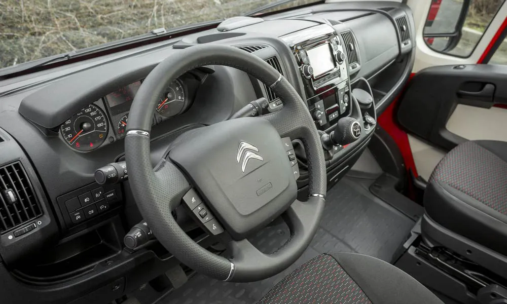 Фото Citroen Jumper — руль, фото 2. Обшивка обода и компоновка спиц крупным планом. Клавиши на спицах управляют медиа, круизом и ассистентами — руки остаются на руле Citroen Jumper — руль, фото 2