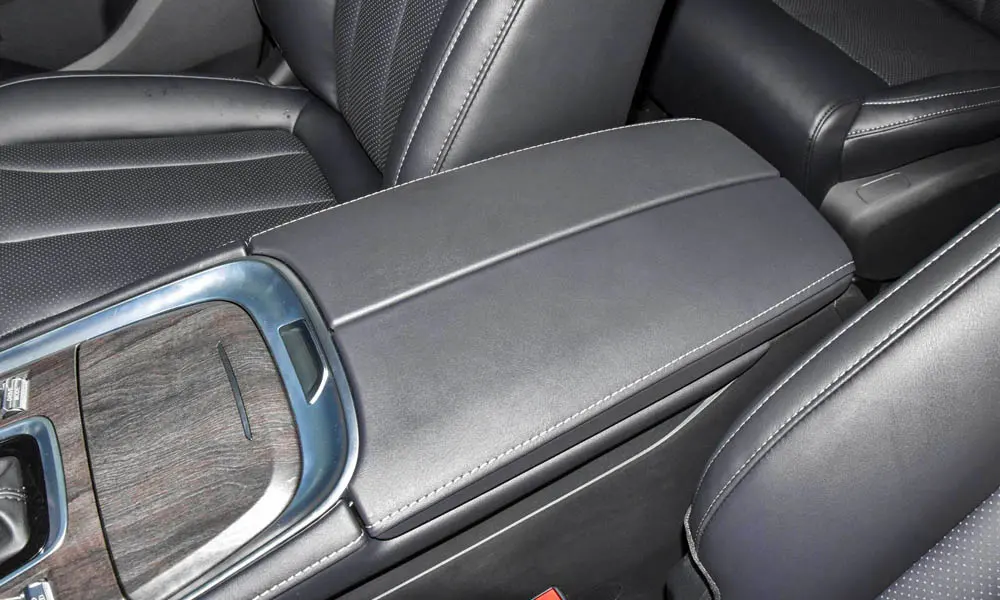 Фото Dongfeng DFM 580 (2024) — центральный подлокотник. Подлокотник консоли: зона отдыха правой руки и крышка бокса Dongfeng DFM 580 (2024) — центральный подлокотник