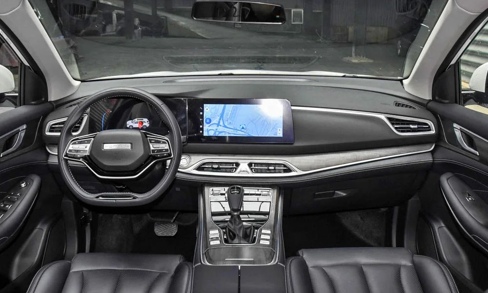 Фото Dongfeng DFM 580 (2024) — передняя панель. Архитектура передней панели: ярусы, вставки и консоль в тёмной гамме Dongfeng DFM 580 (2024) — передняя панель