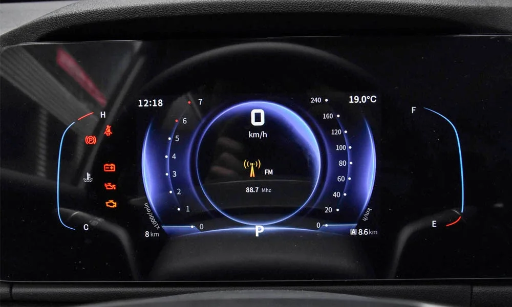 Фото Dongfeng DFM 580 (2024) — приборная панель. Экран приборов за рулём — вся ходовая информация перед глазами. Компоновка приборов настраивается в меню у большинства версий Dongfeng DFM 580 (2024) — приборная панель