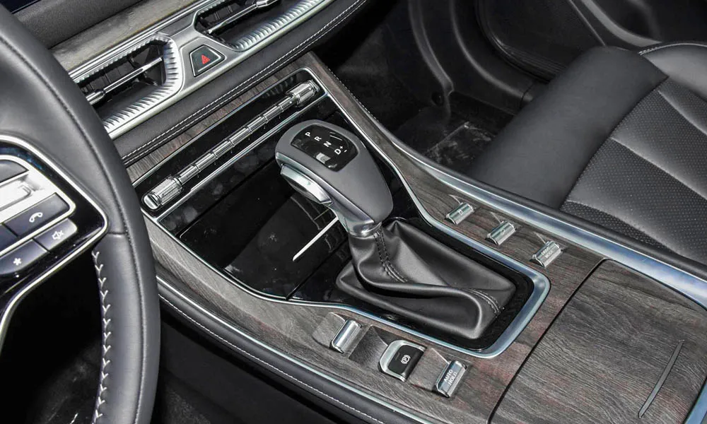 Фото Dongfeng DFM 580 (2024) — селектор коробки передач. Селектор трансмиссии на центральной консоли Dongfeng DFM 580 (2024) — селектор коробки передач
